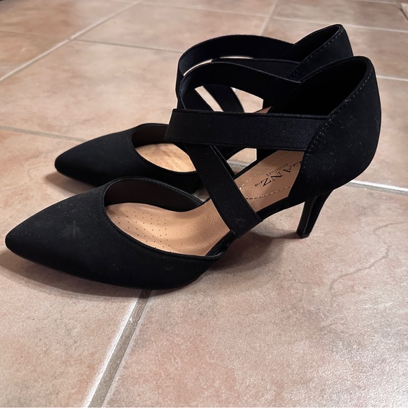 Elegant Black Women's Heels by Solanz‎ Size 7.5 - Picture 1 of 15